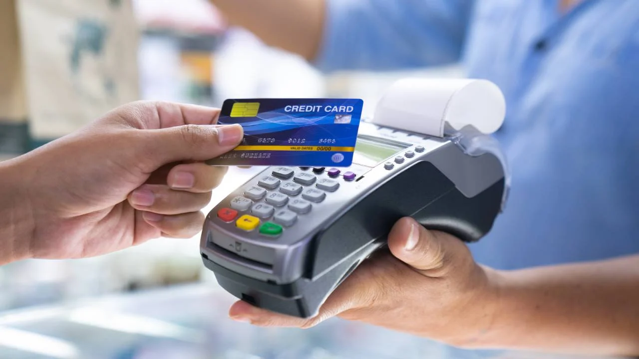 Illustration for the article: How Many Credit Cards Should You Have?