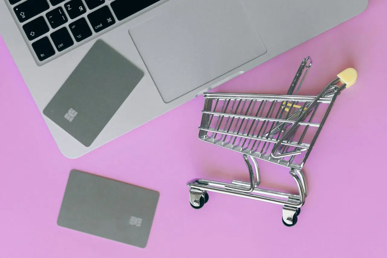 Credit card next to a calendar marking the end of a 0% introductory APR period